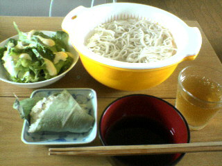 レタスサラダと冷や麦