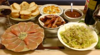 パンとハム・ソーセージ、サラダ